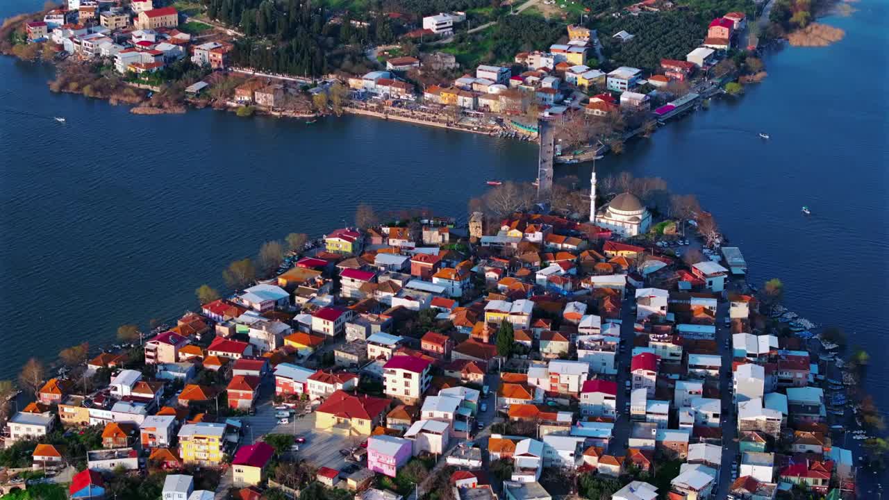 俯瞰辉煌的Gölyazı，坐落在乌鲁阿巴特湖畔视频下载