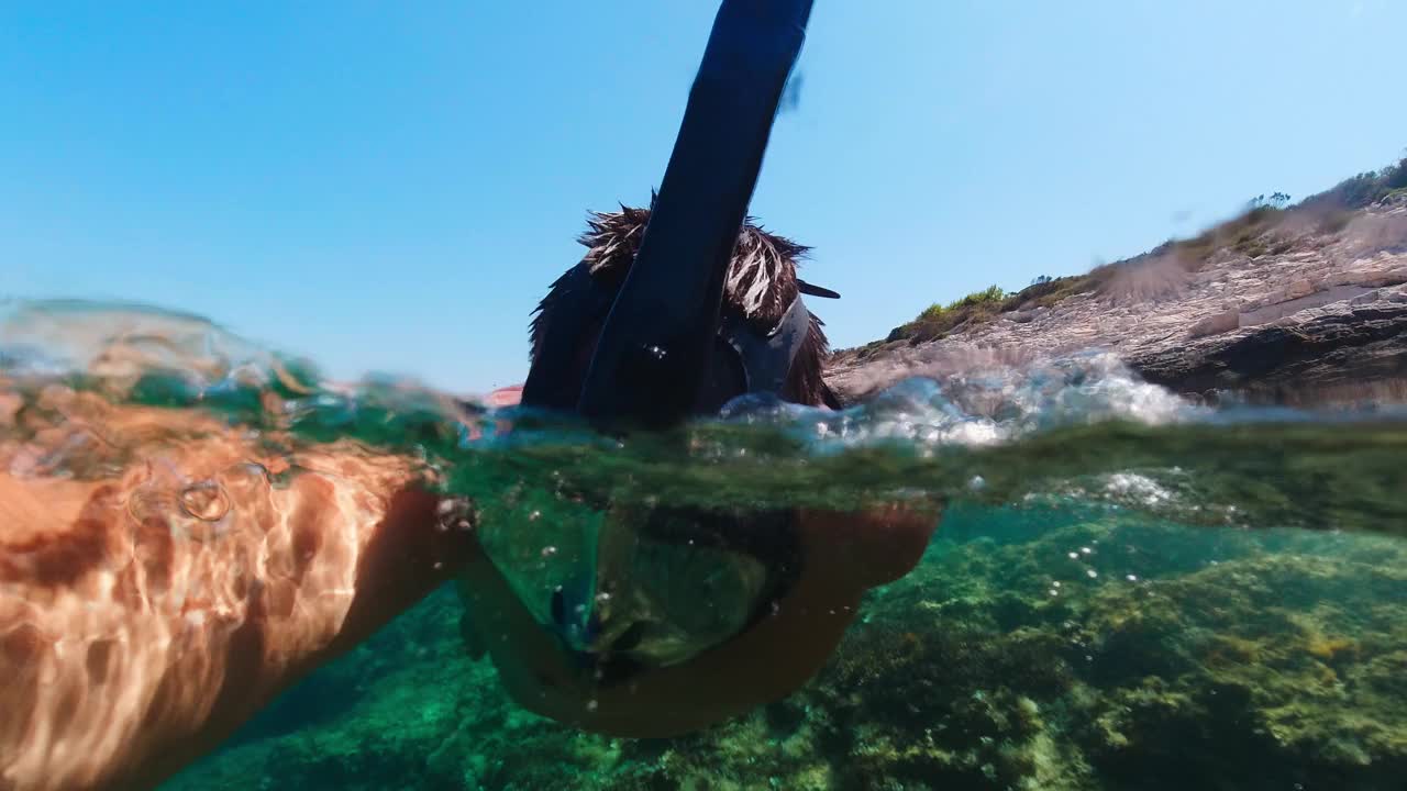 男子浮潜阳光明媚的夏日。水上和水下的景色。视频素材