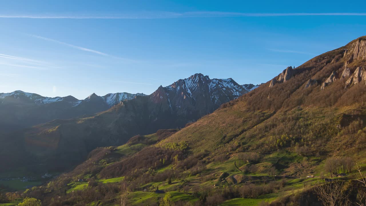 一个平移的风景剪辑显示美丽的景色雪山在法国比利牛斯山脉视频素材