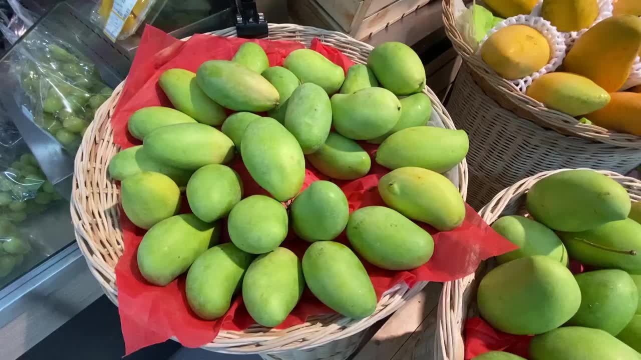 超市里的芒果和其他水果视频素材