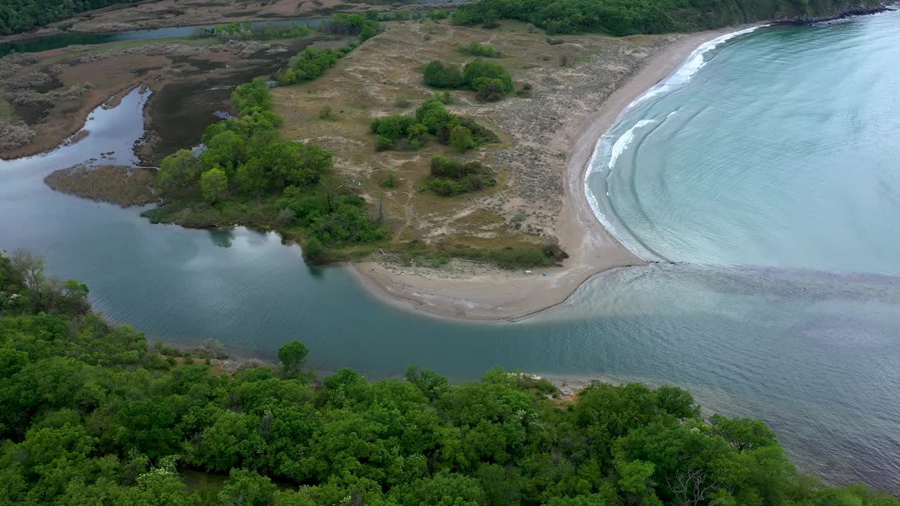 鸟瞰图在一个河口Ropotamo，流入黑海附近的Primorsko，保加利亚视频下载