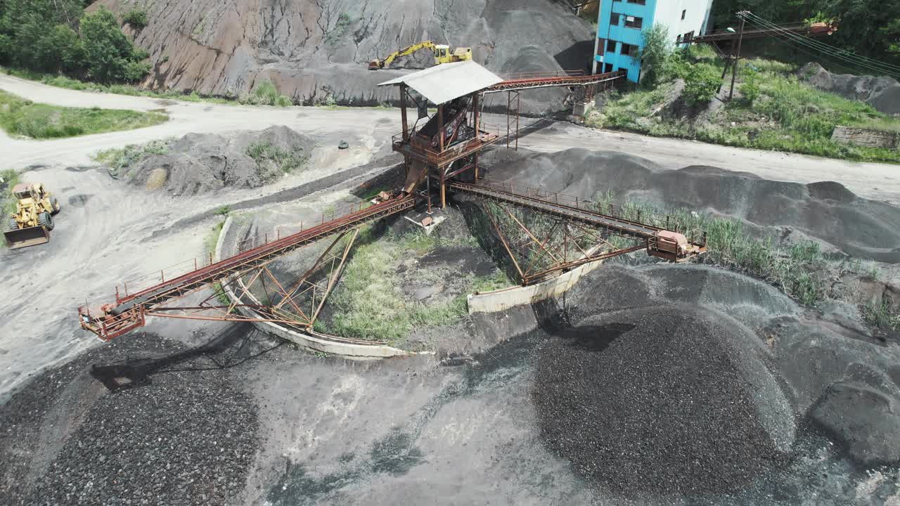 煤矿用输送带运输矿石碎块，航拍无人机视图视频素材