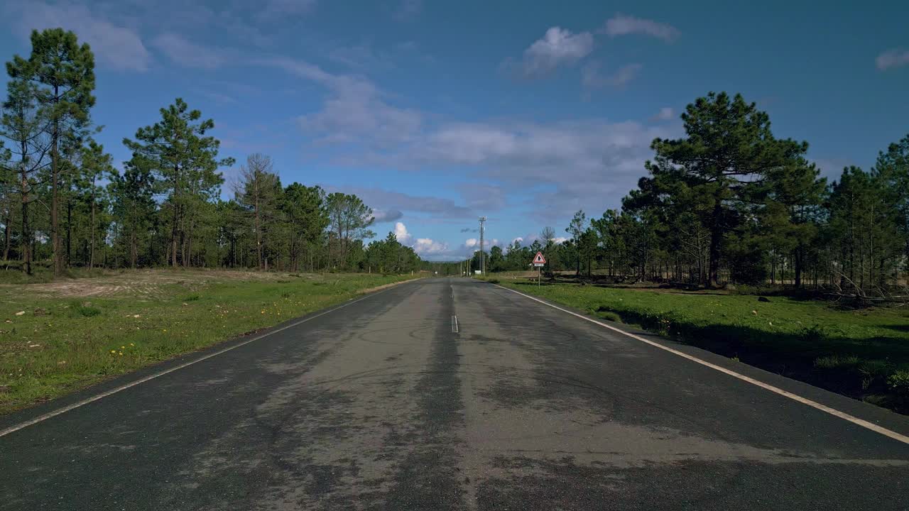 在空旷的乡间道路上行驶的视角。在葡萄牙视频下载