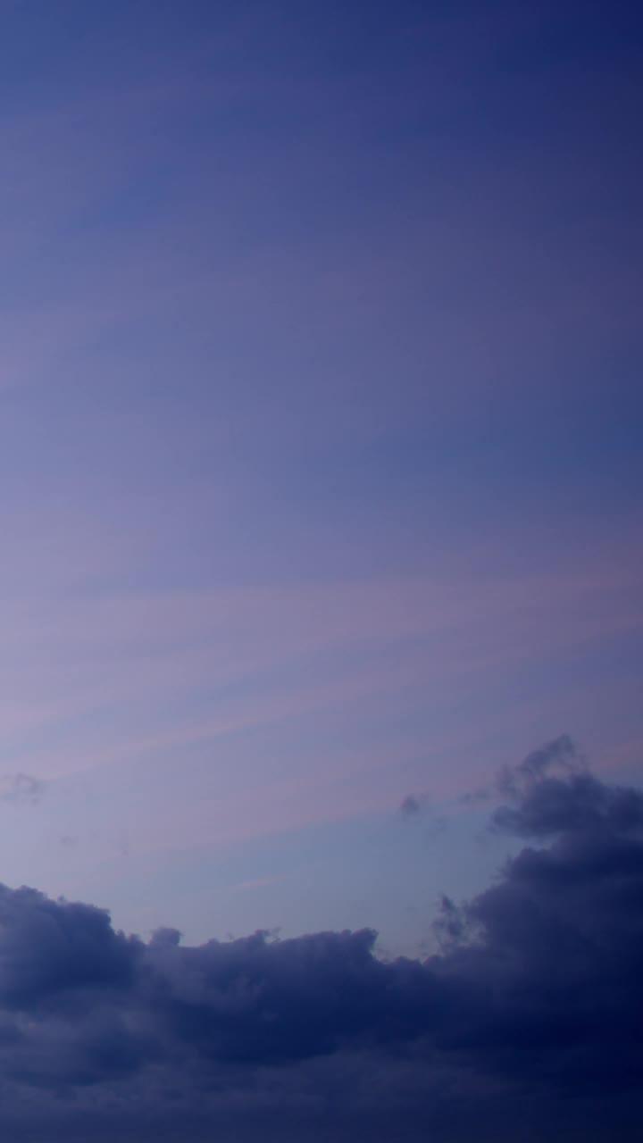 温柔的云漂浮在平静祥和的天空中，在这个宁静的视频延时中创造了一个美丽而舒缓的背景。垂直视频。视频素材