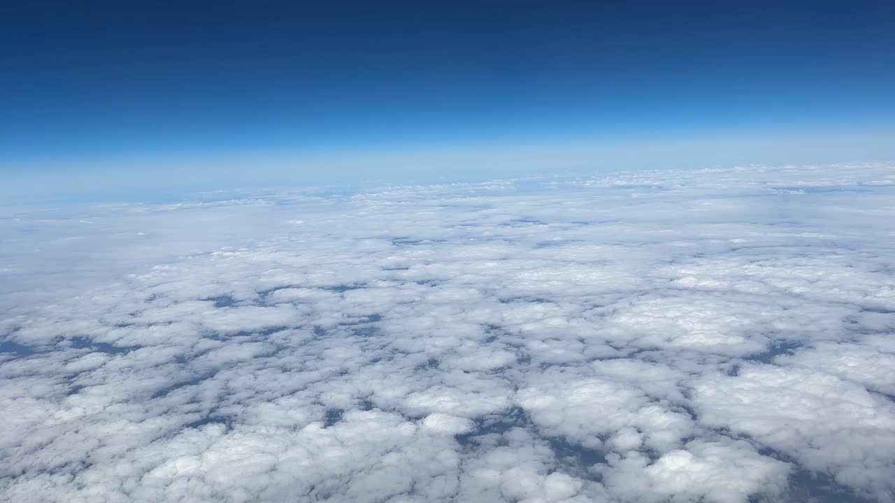 白色积云在清澈的蓝天背景特写，多云的天空背景，蓬松的云纹理，美丽的阳光云景天堂，臭氧层插图，风景多云天气视频素材