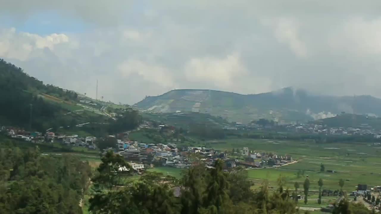 山地景观，湖泊和山脉视频素材