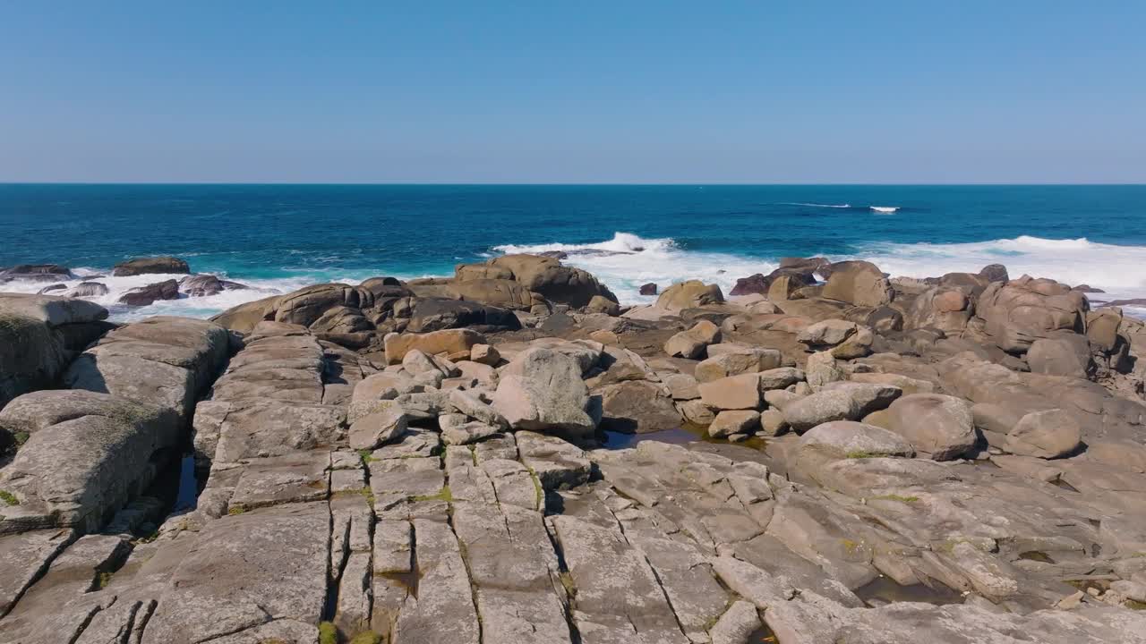 海浪冲击着岩石海岸视频素材