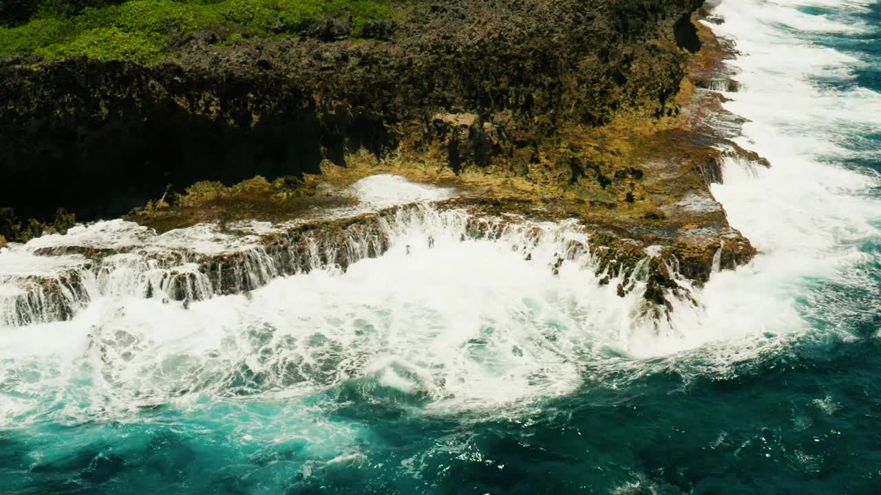 海浪拍打着海岸视频素材