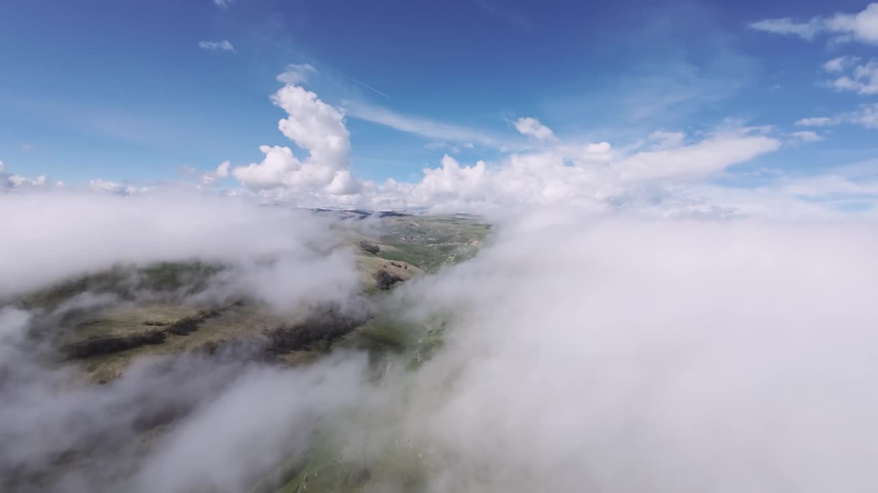 真正的飞行在云从驾驶舱第一人称视角。在晴朗的天气里云游。透过云层飞行的鸟瞰图视频素材