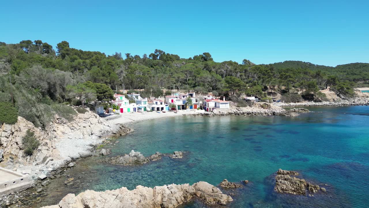 Cala S'alguer，地中海渔民的房子和迷人的海滩，周围是传统的白色渔民的建筑，在一个岩石海滩的海滨。Palamos,视频下载