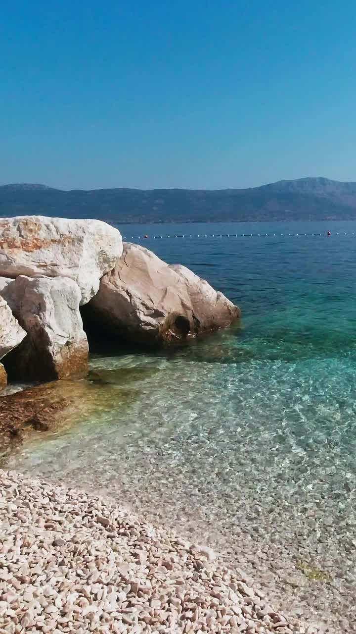 克罗地亚初夏清晨的海滩垂直视频视频素材