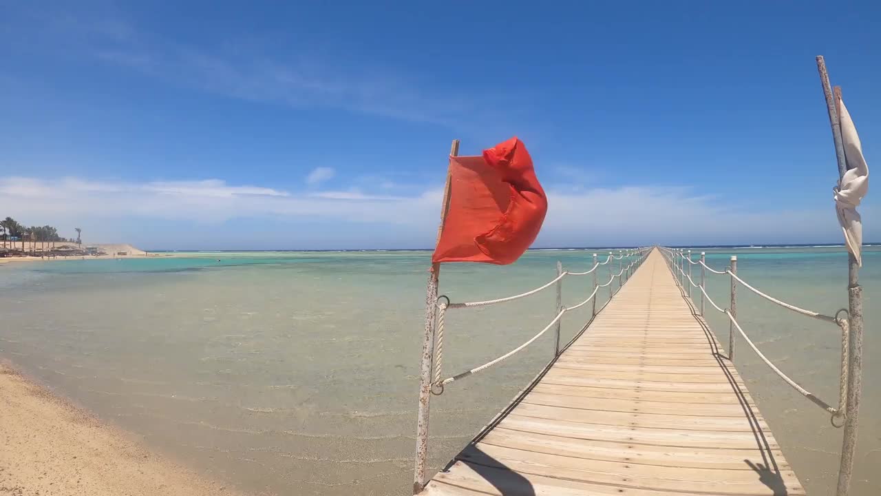 海滩上的一面红旗警告度假者海上有危险视频下载