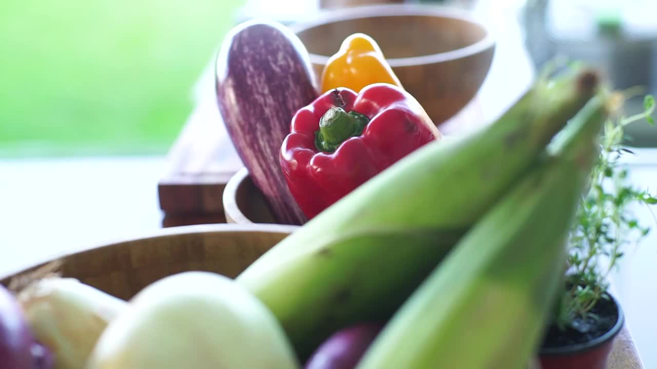 从农场到餐桌的生活，充满活力的蔬菜摆放在质朴的篮子里。视频素材