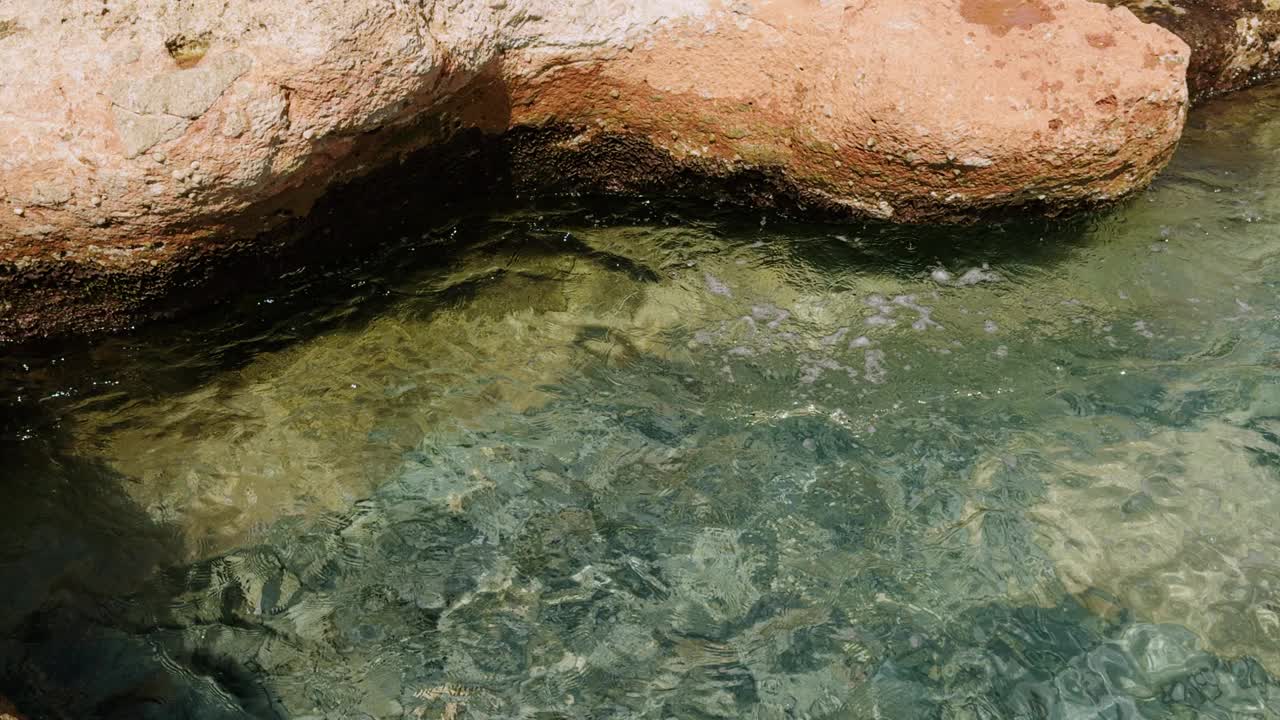 在地中海海岸的石头上冲浪视频素材