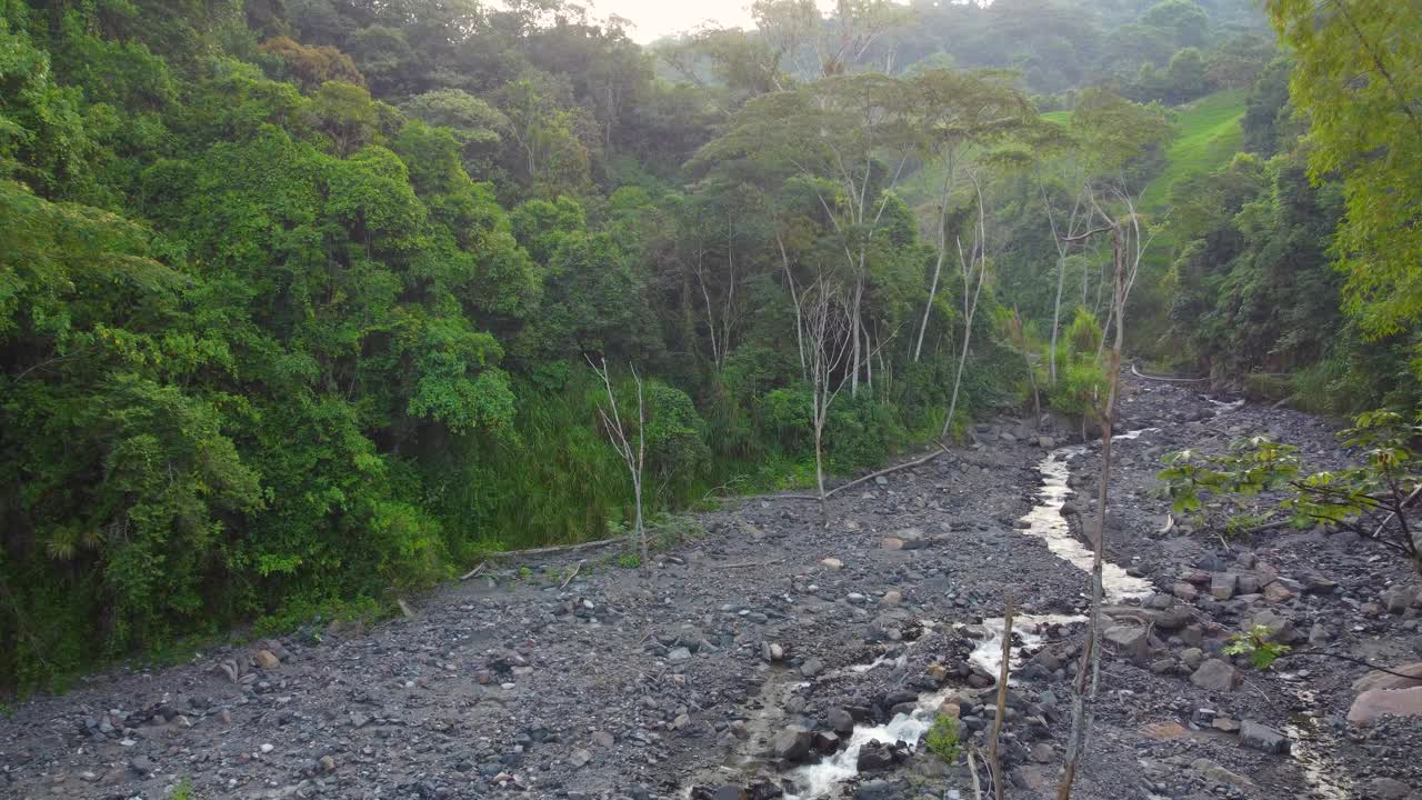 哥伦比亚自然。Risaralda无人机视频。狭窄的河流在绿色和山地景观视频素材