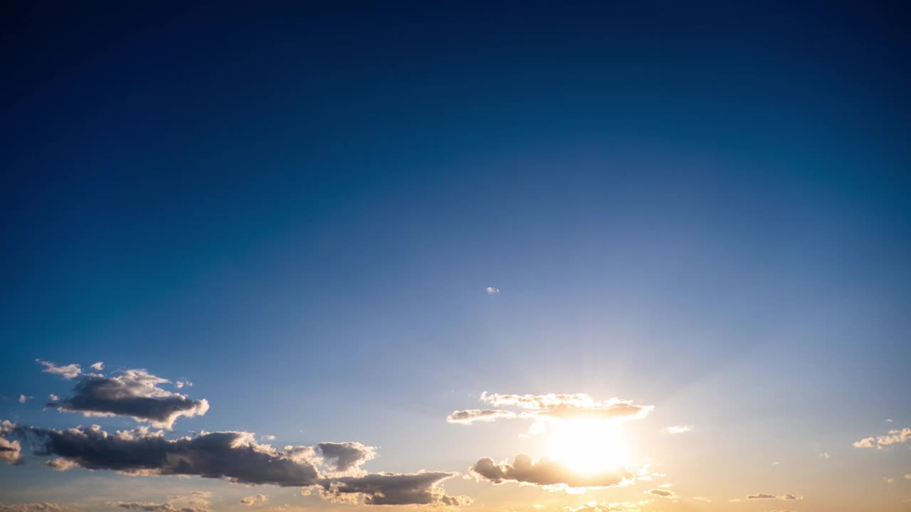 积云在蓝天中对着太阳移动的时间间隔视频素材