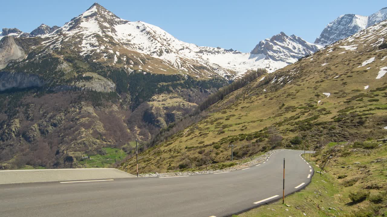 在法国比利牛斯山脉的加瓦尼，一个成熟的自行车手在陡峭的道路上走下视频下载