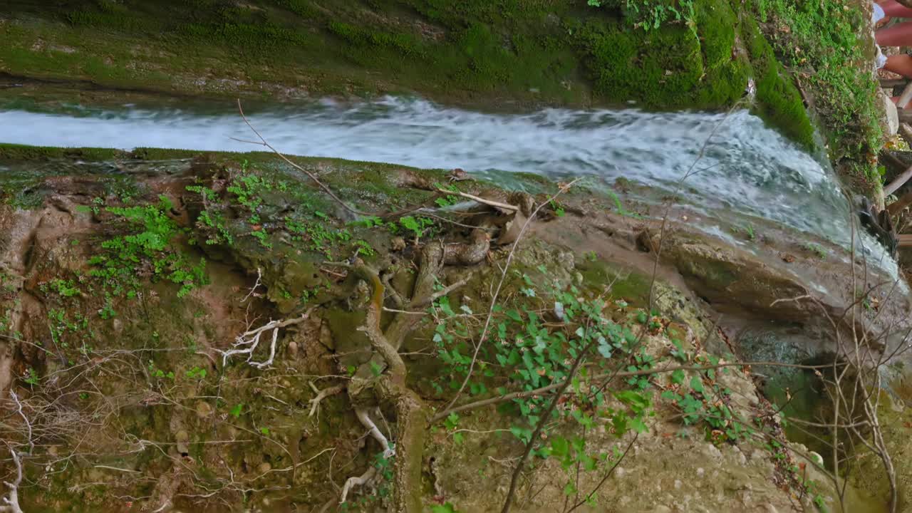 一股水流沿着多岩石的山坡流下来视频下载