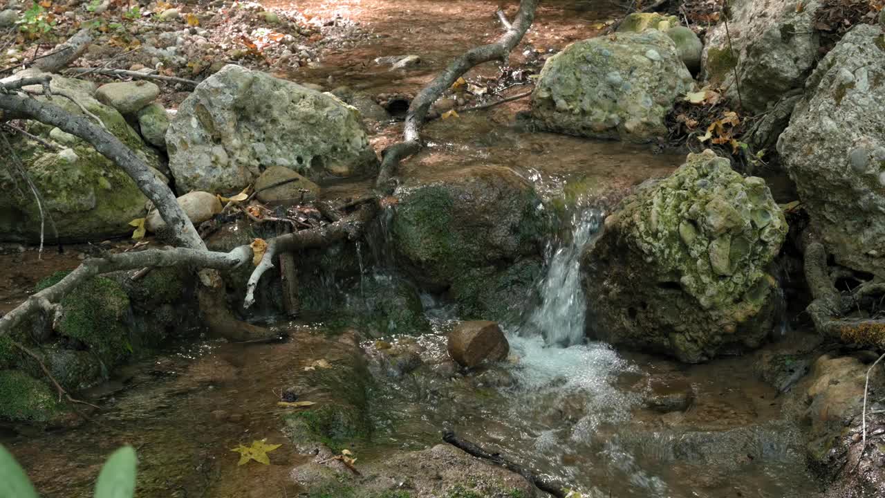 一股水流在岩石间流动视频下载