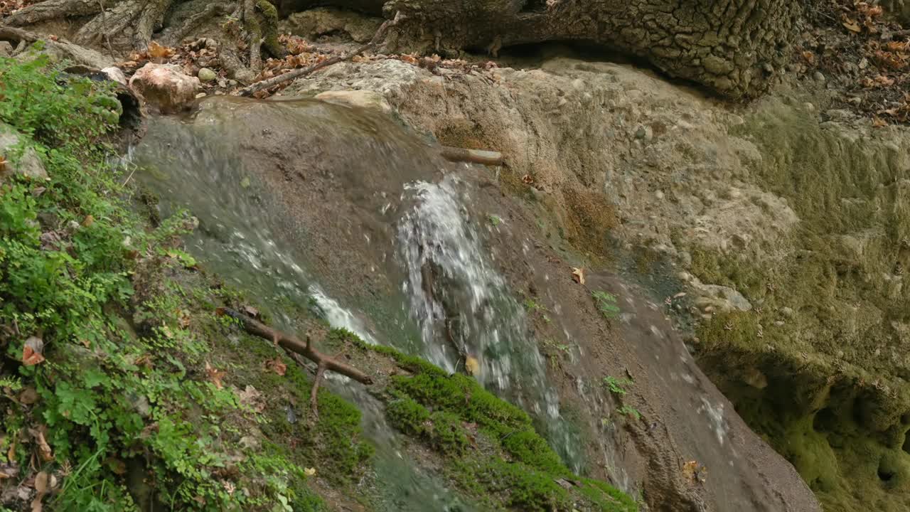 一股水流沿着多岩石的山坡流下来视频下载