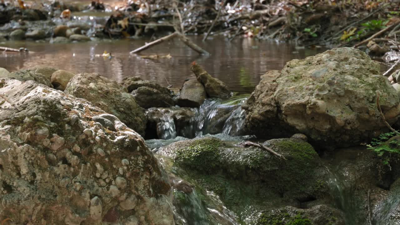 一股水流在大岩石之间流动视频下载