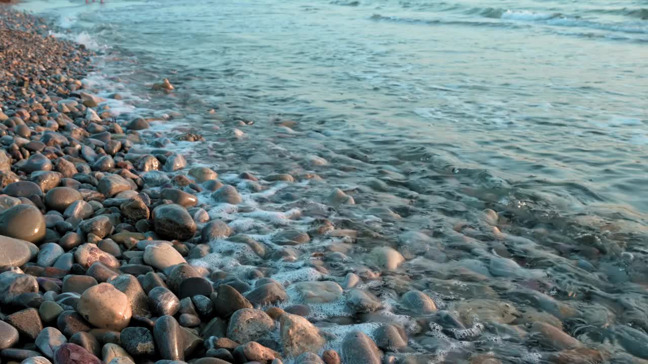 海滩多岩石，海水很平静视频下载