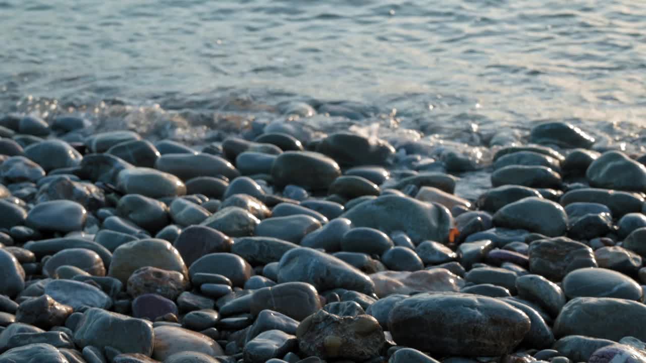 以大片水域为背景的岩石海滩视频下载