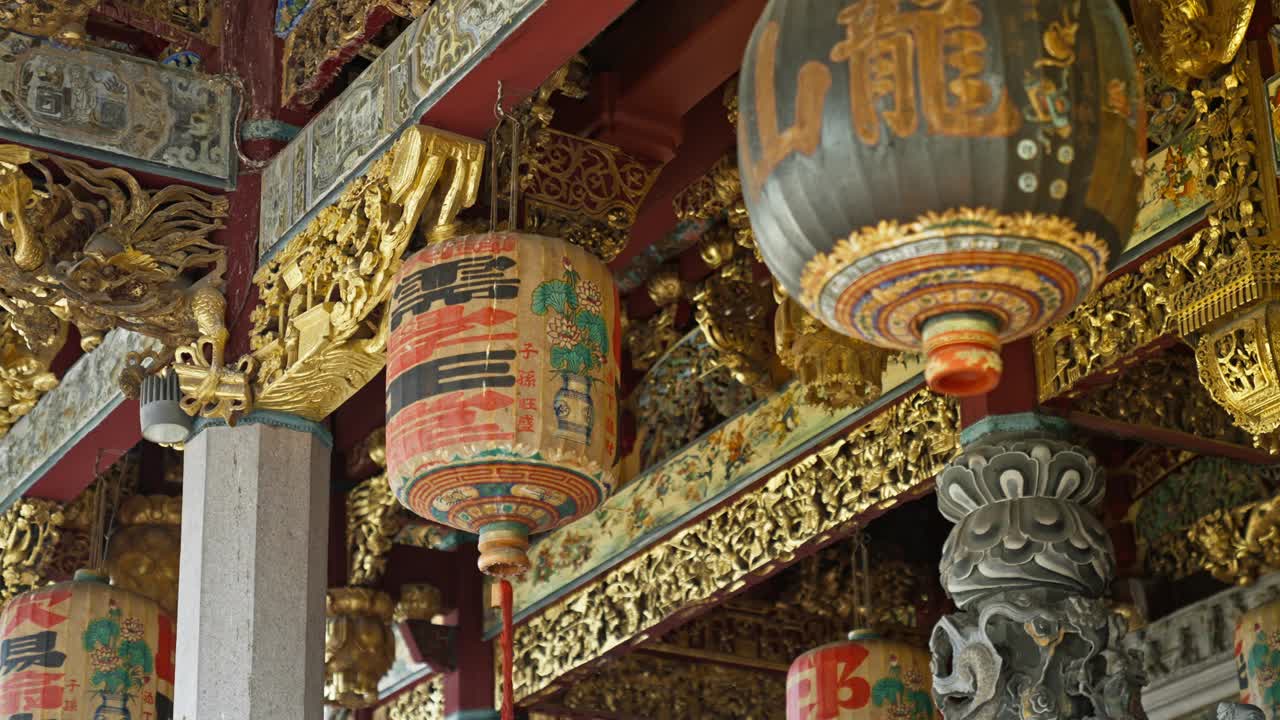 马来西亚槟城乔治城的梁山棠孔寺和宗屋中，历史悠久的精致手工制作的中国灯笼被金箔梁包围视频下载