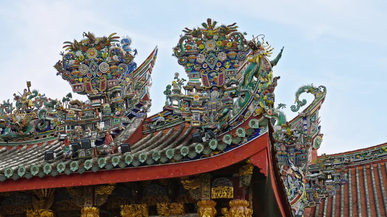 马来西亚槟城乔治城的梁山棠孔寺和宗屋上精心制作的屋顶建筑雕像视频下载