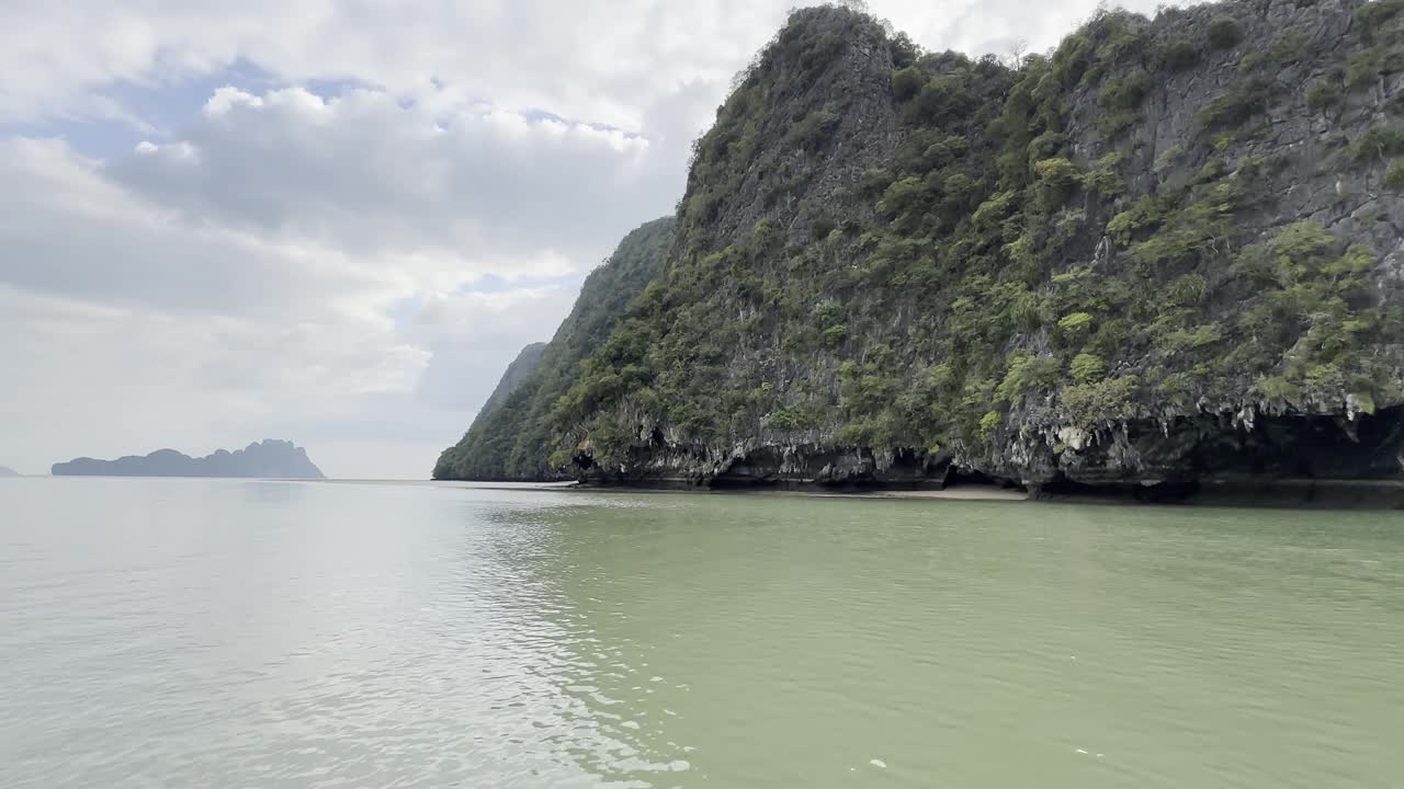 当你轻轻掠过广阔的海洋时，远处岛屿的壮观景色视频素材