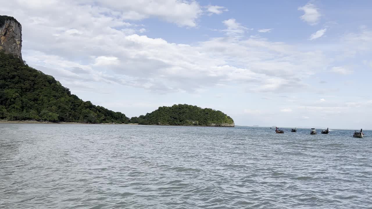 无边无际的海洋，美丽的热带岛屿沉浸在绿色之中视频素材