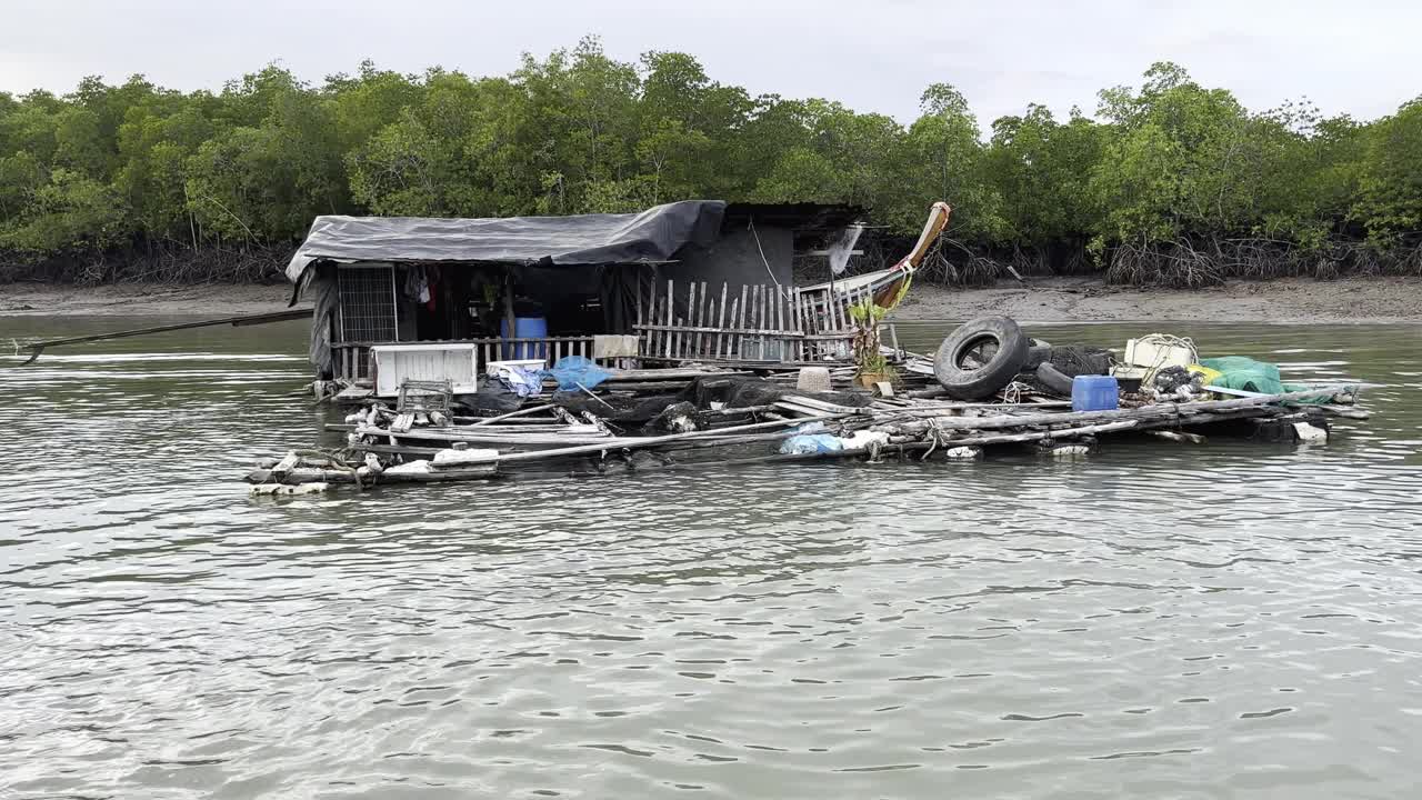 漂浮的可怜渔夫的房子被平静的海水包围视频下载