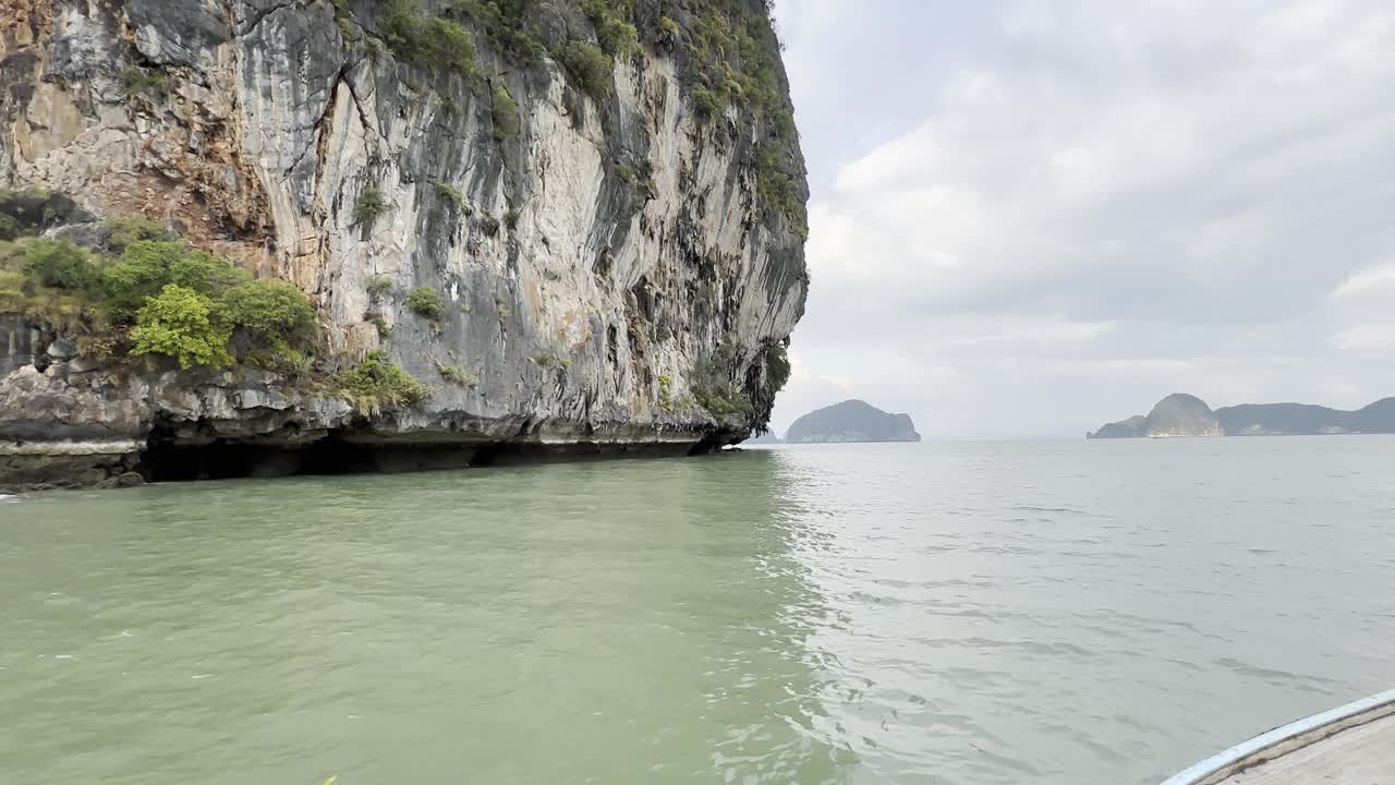 船镜头的雄伟的悬崖和悬崖上升的海浪视频素材