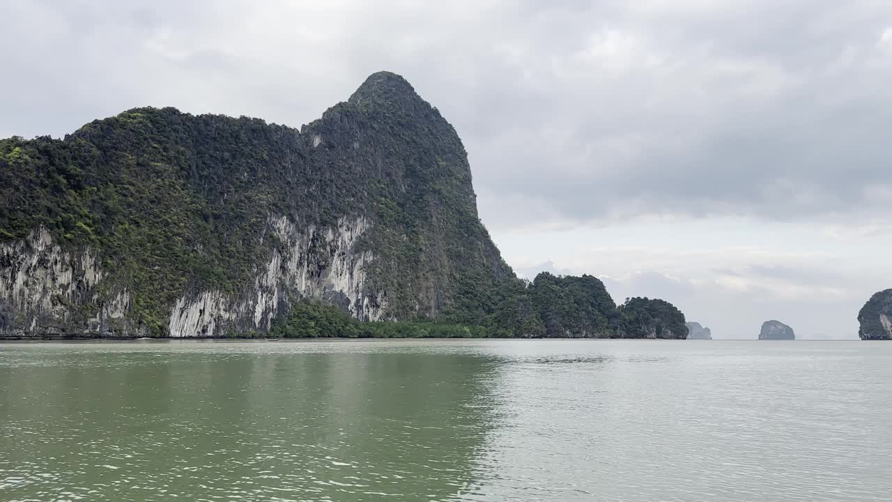 风景照片显示翠绿的岛屿被温暖的海浪包围视频素材