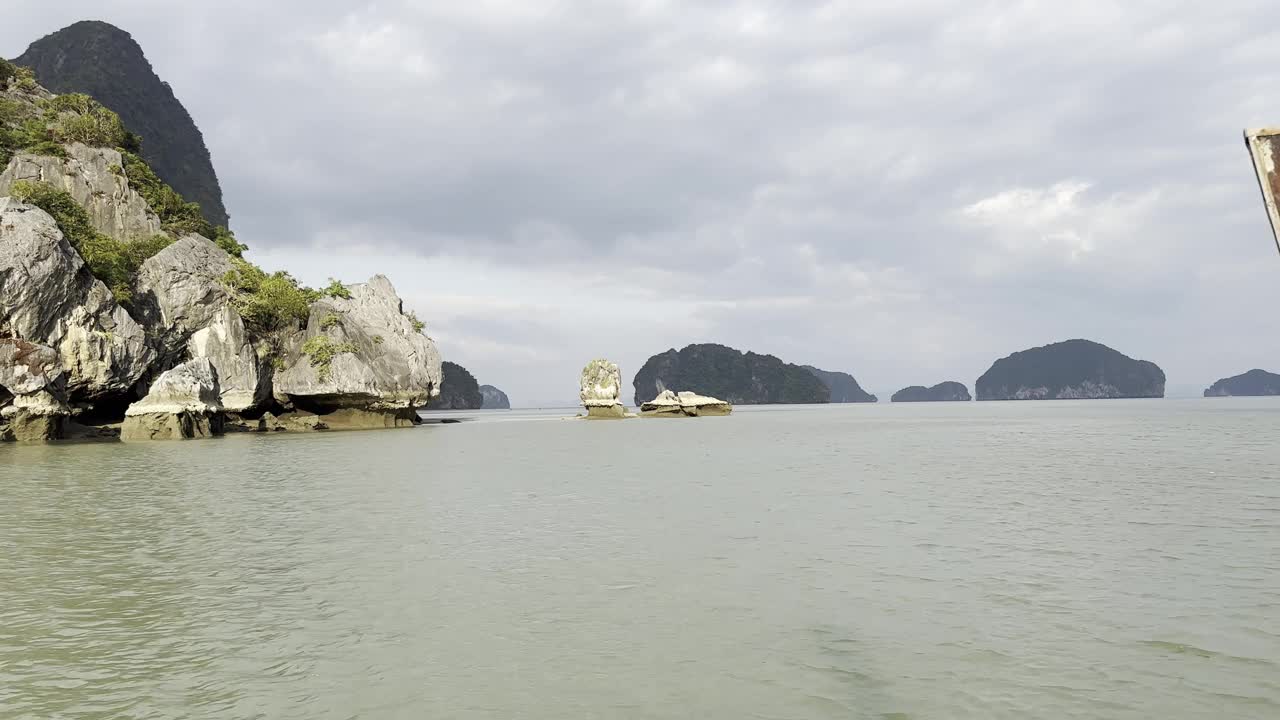 船上的视频显示了被浑浊的海水包围的热带岛屿的壮丽景色视频素材