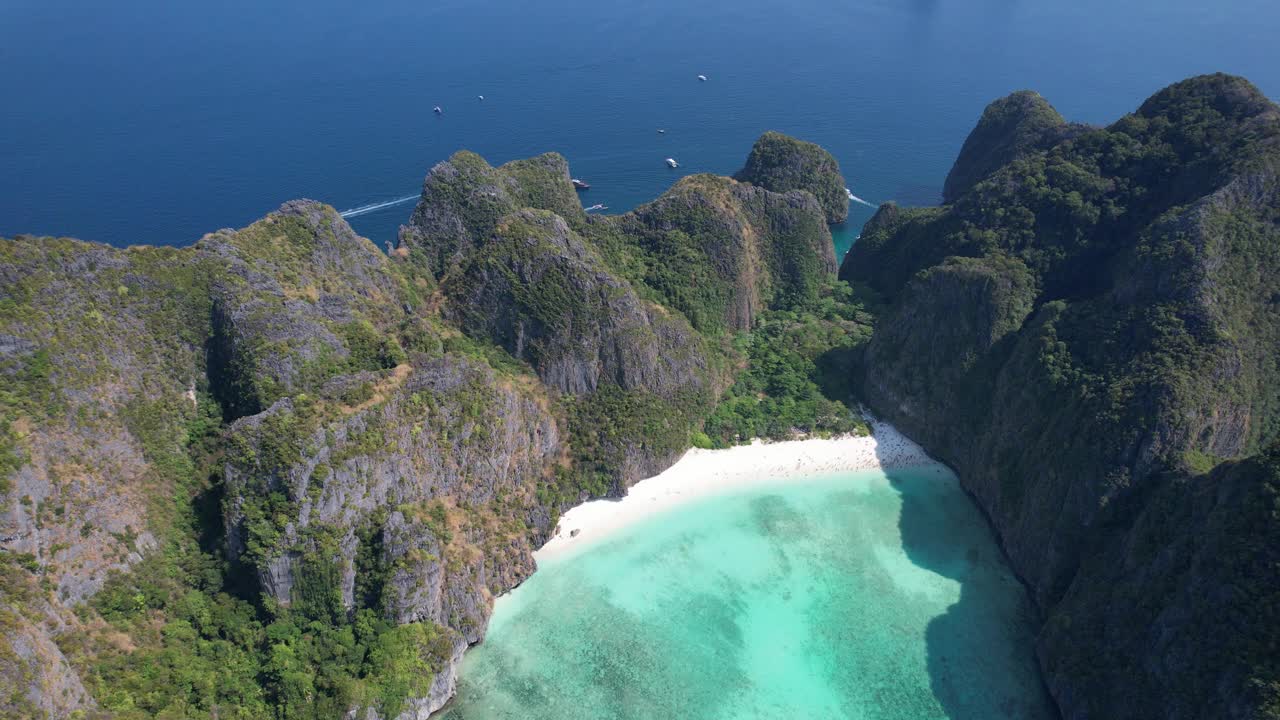 鸟瞰泰国甲米岛皮皮岛的玛雅湾海滩视频素材