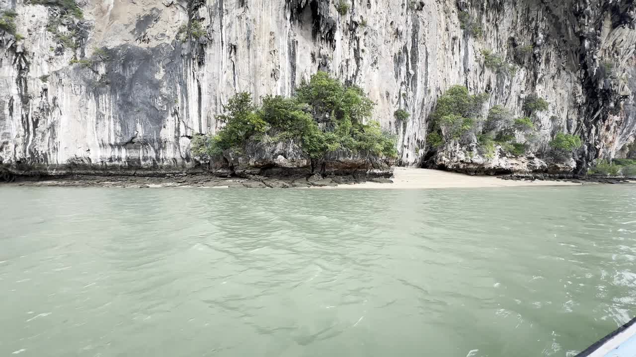 从海上拍摄的照片显示了热带岛屿荒凉海岸的惊人之美视频下载