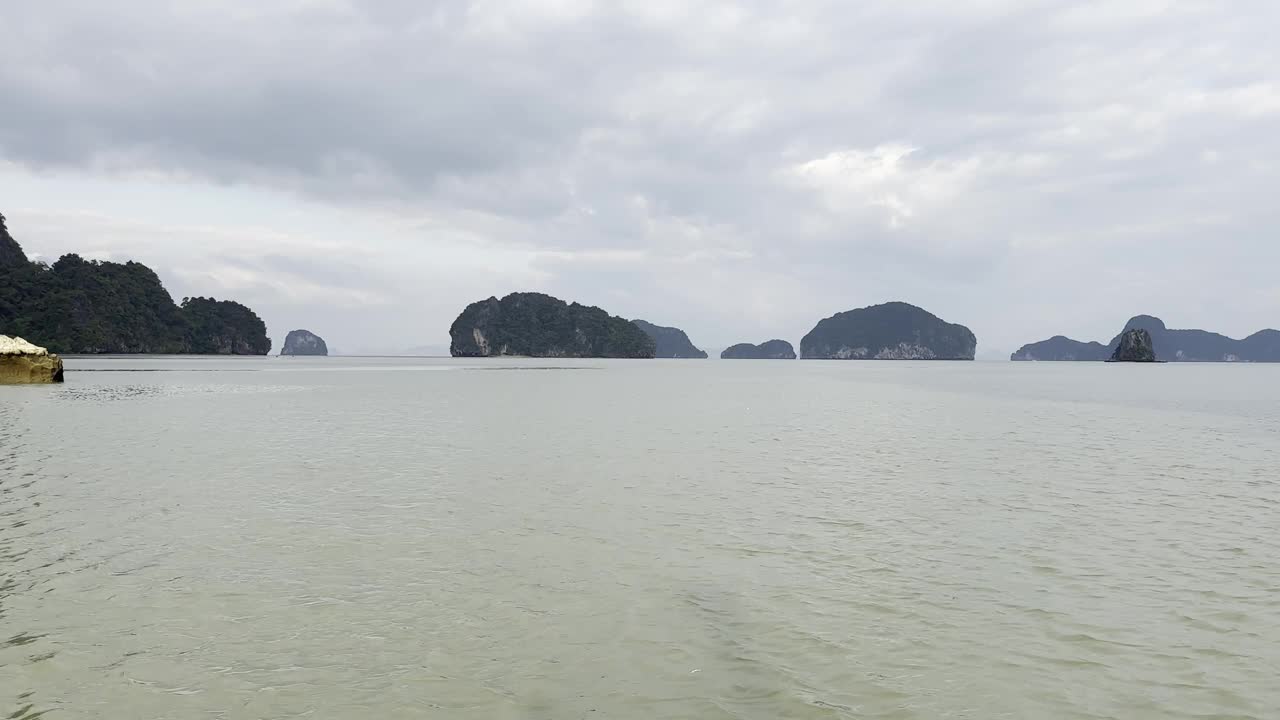 乘船眺望浩瀚的海洋，远处岛屿的壮观景色消失在地平线上视频素材