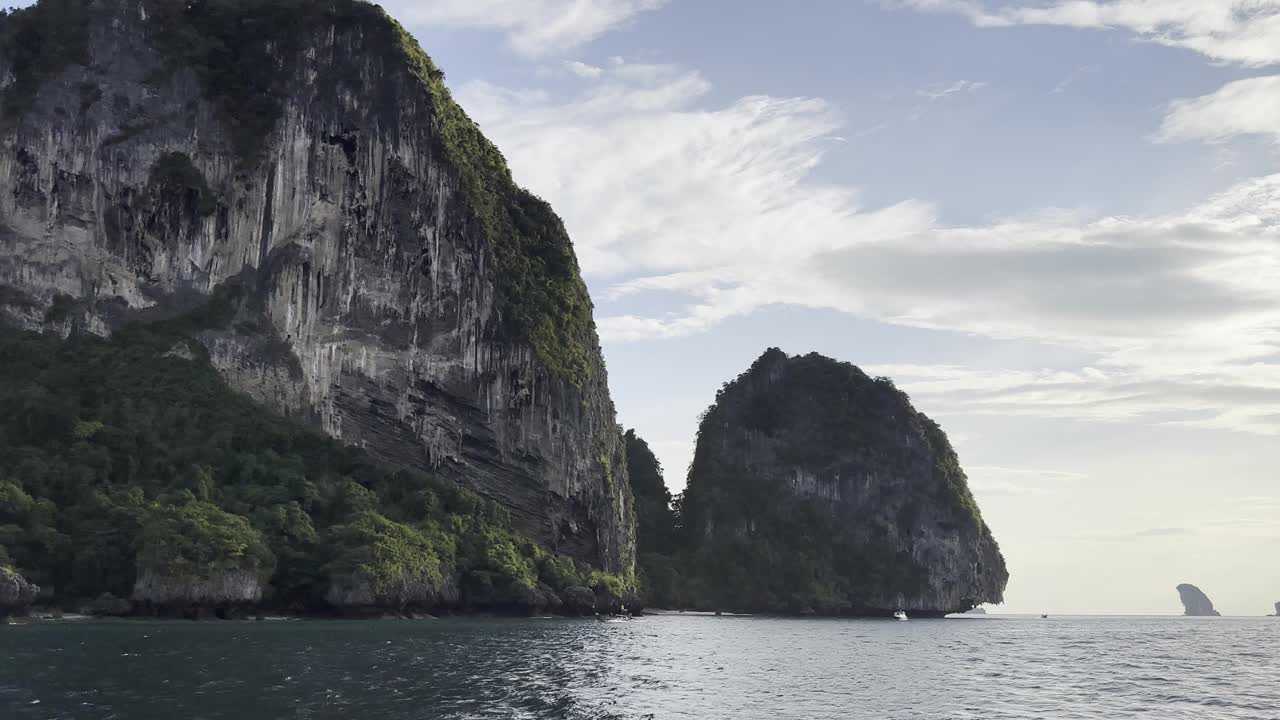 风景如画的悬崖岛屿沉浸在绿色植物中，从海上观看视频下载