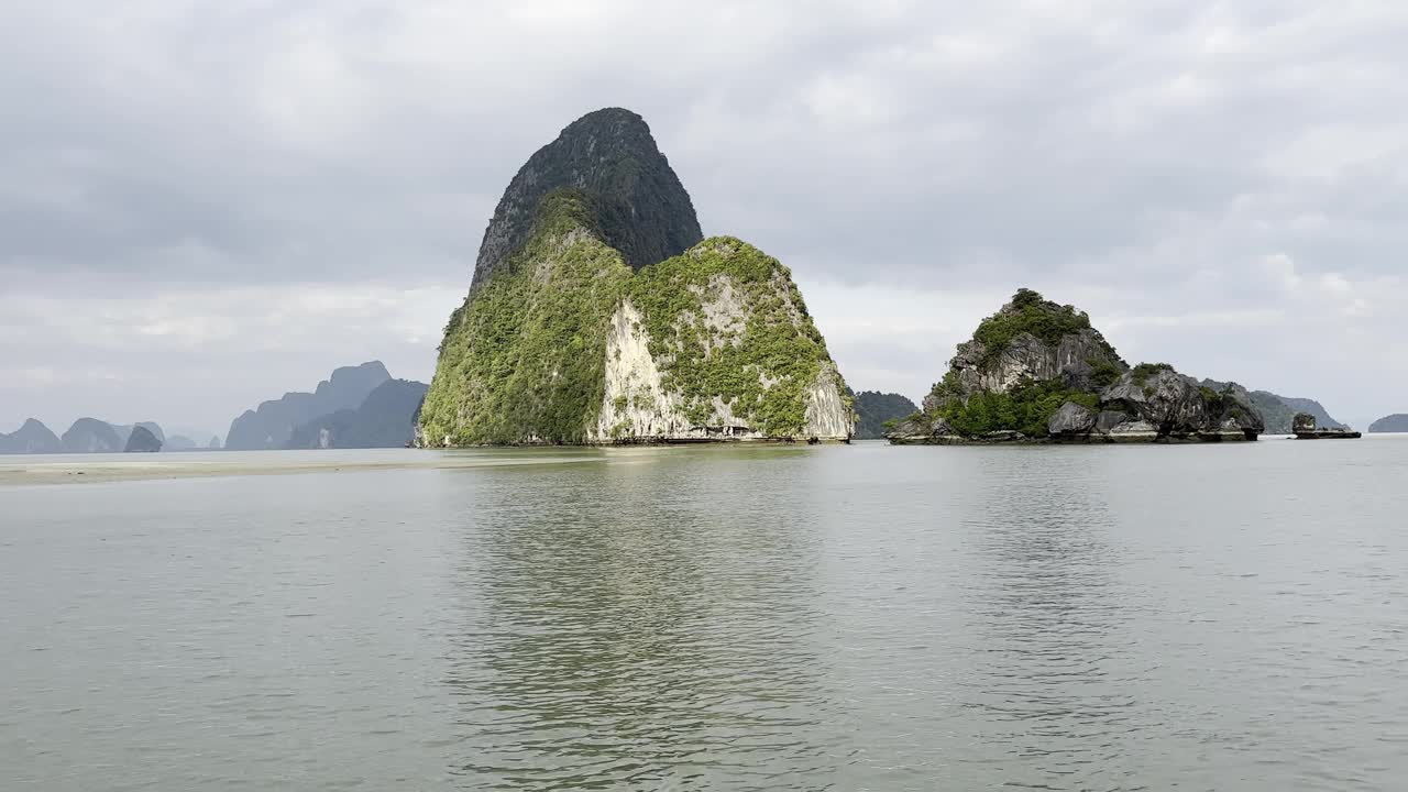 沿海景色与迷人的镜头从船的温柔摇摆美丽的岛屿视频下载