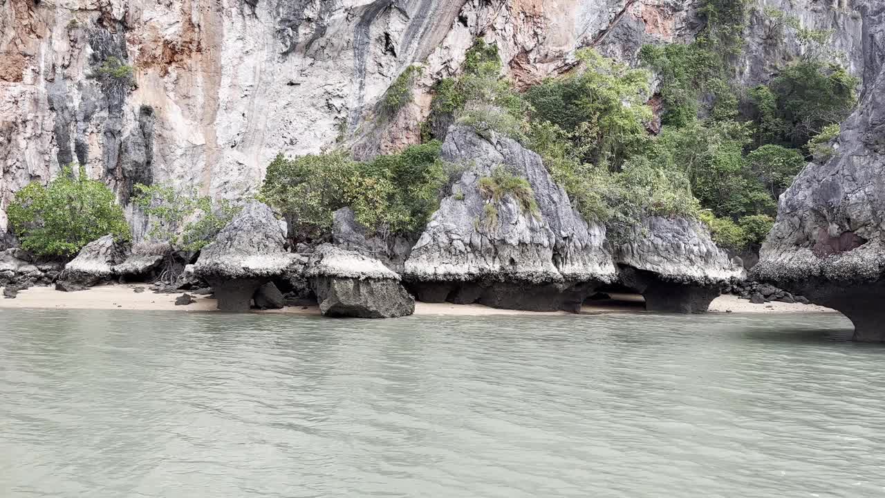 从船上拍摄的岛屿岩石海岸的壮丽景色视频下载