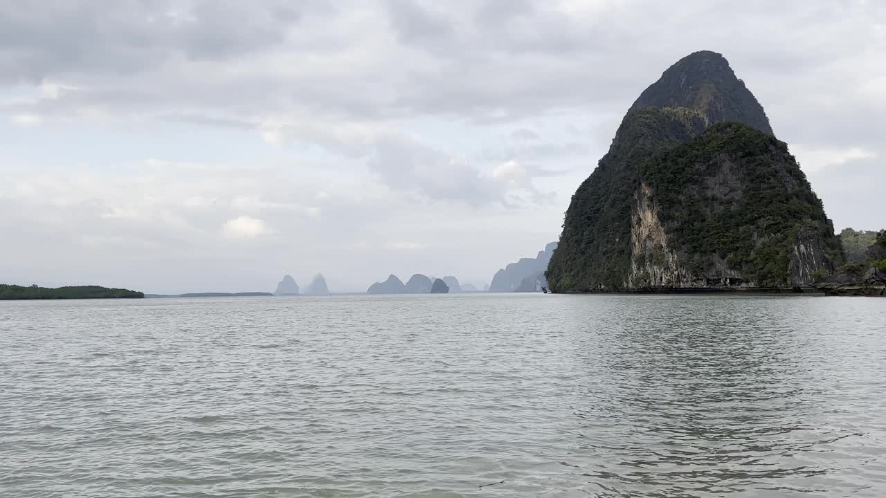 隐蔽的绿色山岛，笼罩在翠绿的树叶，邀请观众沉浸在其原始的美丽视频素材