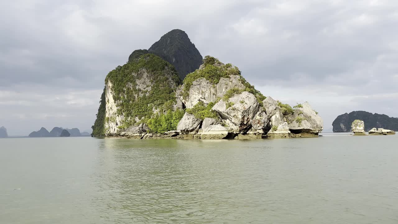 从船上拍摄的迷人镜头揭示了波光粼粼的海岸线上风景如画的岛屿视频下载