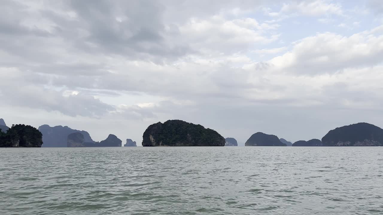 从船甲板上眺望遥远岛屿的迷人景色视频素材