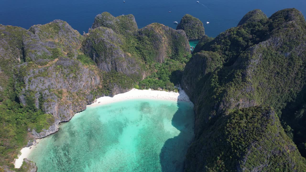 鸟瞰泰国甲米岛皮皮岛的玛雅湾海滩视频素材