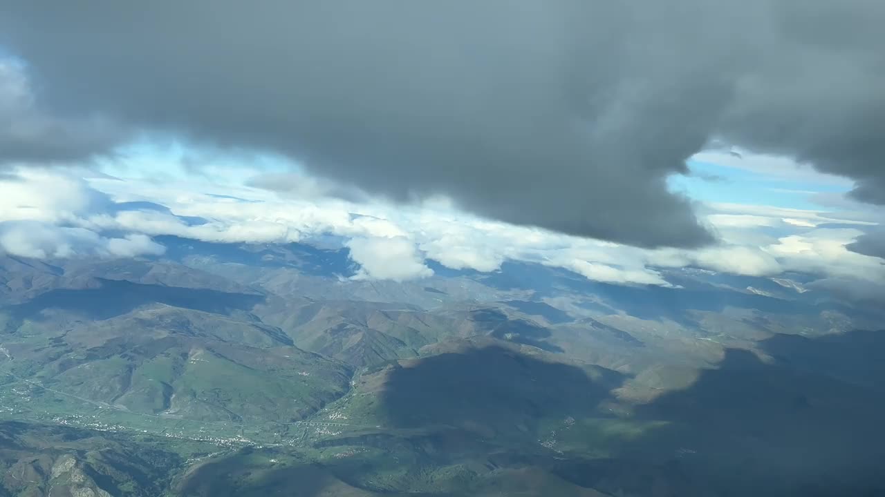 在西班牙北部靠近大海的偏远山区，一架飞机在暴风雨的积雨云下飞行时，从驾驶舱拍摄的独家航拍照片。沉浸式飞行员POV。4 k 60 fps视频素材