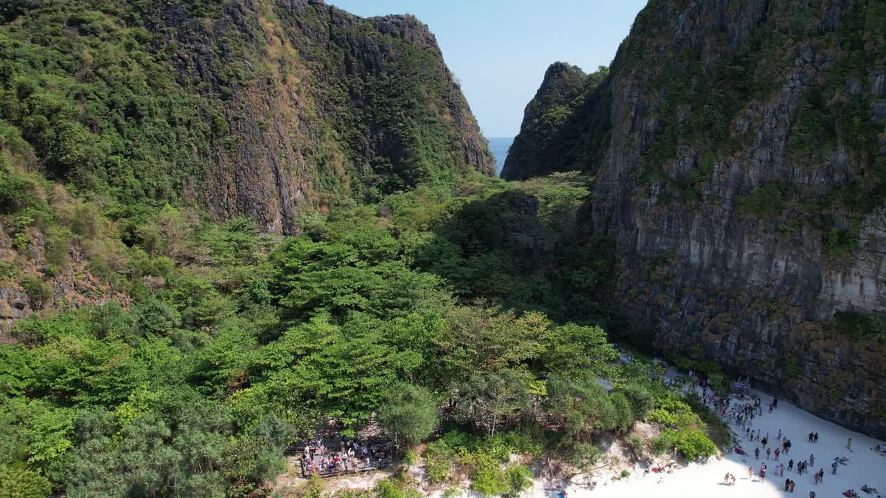 鸟瞰泰国甲米岛皮皮岛的玛雅湾海滩视频素材