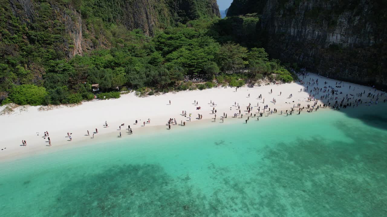 鸟瞰泰国甲米岛皮皮岛的玛雅湾海滩视频素材