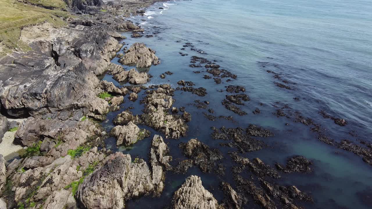 海面上的岩石，俯视图。海滨景观，大西洋。海水无人机视频。视频素材