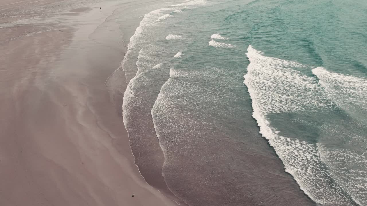 有沙滩和海浪的海滩。白色的泡沫。海上，无人机视频。大西洋上的波浪。视频素材